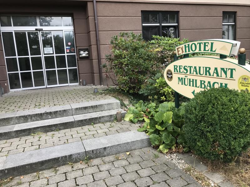 Die Stadt Olching hatte laut einer Pressemitteilung im Februar 2018 nach intensiven Verhandlungen die Gelegenheit, das ehemalige Hotel Mühlbach zu erwerben. Damit verbunden war das Bestreben, eine zukunftsfähige und gebietsverträgliche Nutzung in der Wohnsiedlung zu etablieren. 
