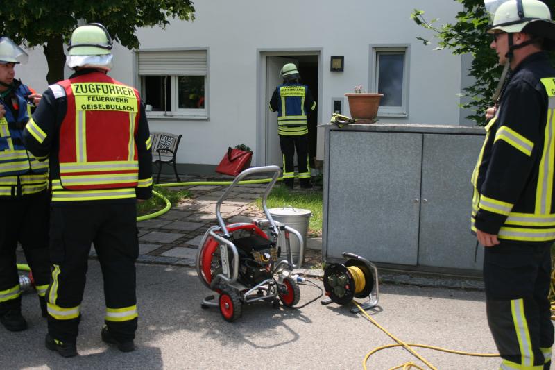 - Montagmittag, gegen 13.15 Uhr kam es im Schwaigfeld in der Luitpolstraßezu einem Küchenbrand in einem Einfamilienhaus.  Aus zunächst ungeklärter Ursache brach im Erdgeschoß ein Feuer aus, der schnell die Kücheneinrichtung erfasste.