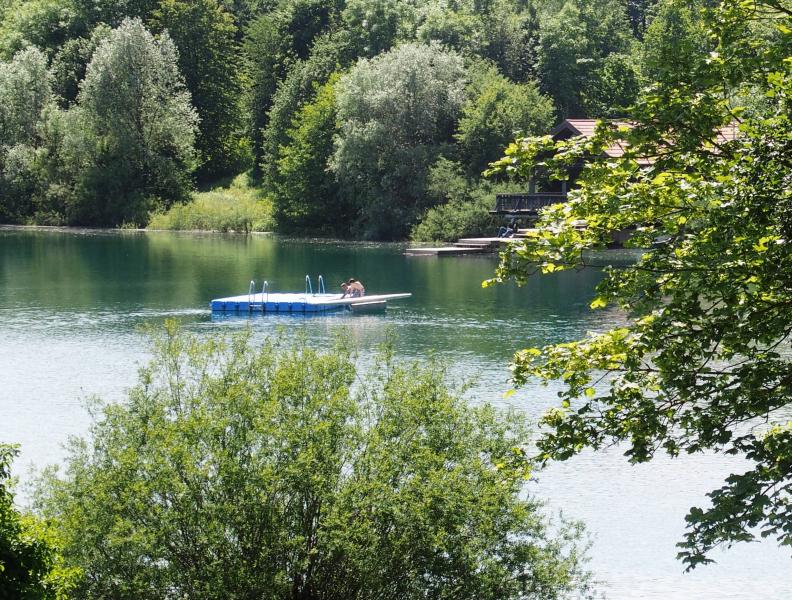 Nach einem Urteil des Bundesgerichtshofes entfernen die ersten Kommunen Badeinseln und Badestege in Naturbädern. Hintergrund ist, dass die Kommunen laut einem Urteil für Unfälle im Zusammenhang mit „künstlich aufgestellte Einrichtungen“ in Haftung genommen werden können. 