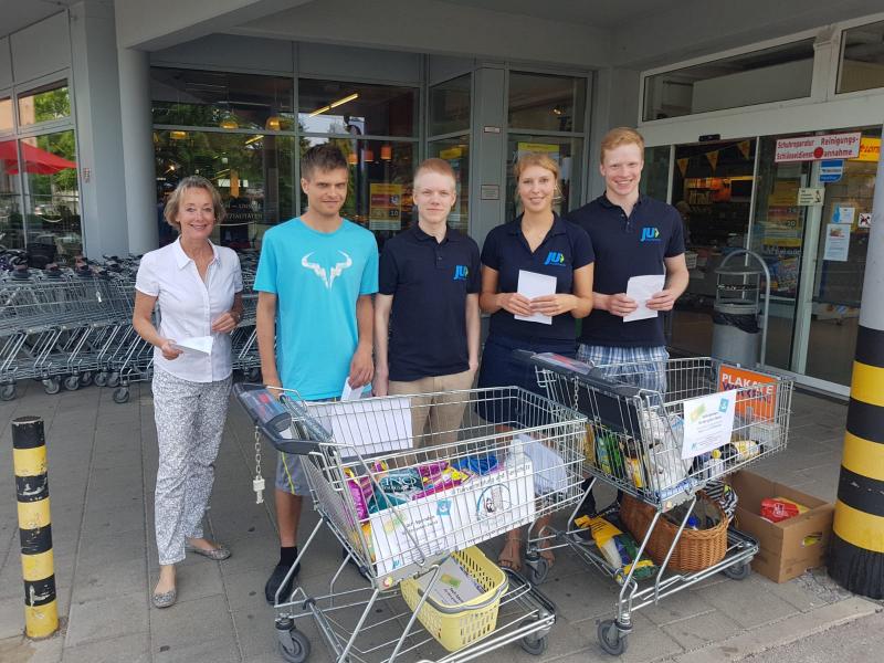 Auch dieses Jahr führte die Junge Union Puchheim am 15. Juni wieder ihre Plus1 Aktion beim AEZ in der Lochhauser Straße durch. Hierbei konnten Einkäufer einen oder mehrere zusätzliche Artikel kaufen und als Sachspende der Tafel in Puchheim und den Pfotenhelfern Puchheim zu Gute kommen lassen.