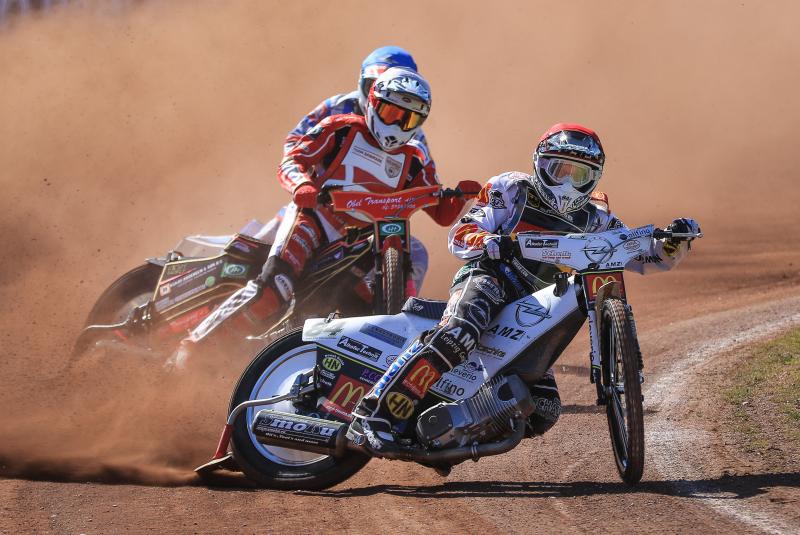 Am Donnerstag (Fronleichnam) startet der Motorsportclub Olching auf seiner Heimbahn in den Olchinger Amperauen in die diesjährige Speedwaysaison. Sport- und Tourenleiter Stephan Wunderer hat für die Fans auch diesmal wieder ein erstklassiges Fahrerfeld zusammengestellt: mit dabei ist natürlich auch diesmal der Lokalmatador Martin Smolinski.