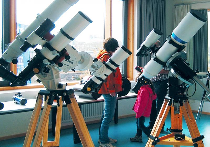 In der Nacht von Dienstag, 16. auf Mittwoch, 17. Juli ist eine partielle Mondfinsternis zu bestaunen. Der Mond wird bis zu 66% verfinstert werden. Auf unserer geografischen Breite tritt der Erdtrabant gegen 22.01 Uhr MESZ in den Kernschatten der Erde, den er um 01.00 MESZ am 17. Juli wieder verlässt.