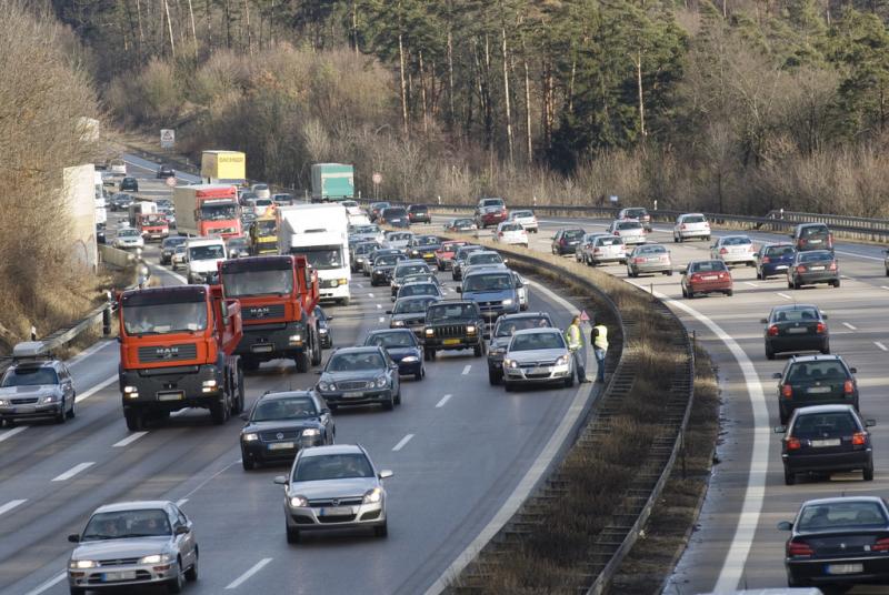 Nach den Staus vom Pfingstwochenende drohen am Folgewochenende bereits die nächsten Fahrzeugschlangen. Das meldet der ADAC. Besonders Autofahrer im Süden müssen häufiger unfreiwillige Stopps einlegen. Das gilt vor allem für den Samstag. In Bayern und Baden-Württemberg dauern die Pfingstferien noch eine Woche.