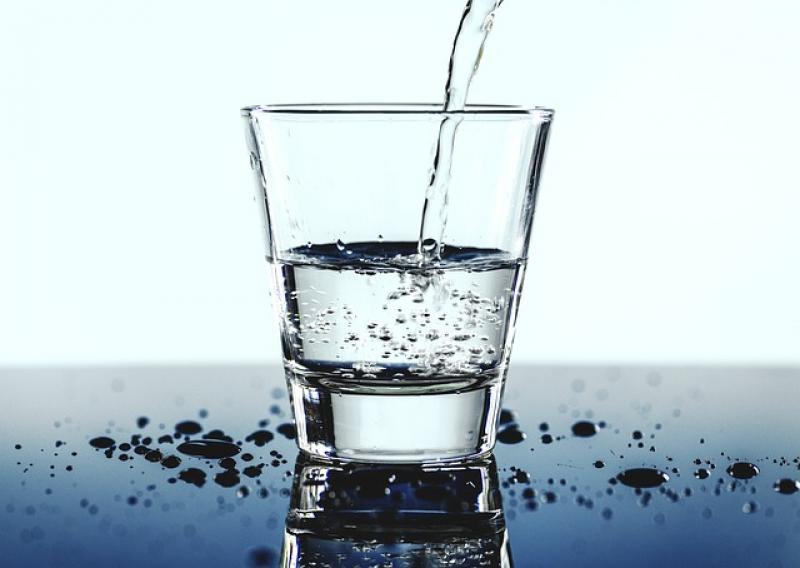 Wasser ist im Körper Lösungsmittel, Transportmittel und elektrolytische Lösung. Wasser ist unentbehrlich für alle bioelektrischen Vorgänge im Körper. Aber obwohl das so ist, leiden viele Menschen an permanentem Wassermangel. Nach einer aktuellen Untersuchung sind die Deutschen Tag für Tag mit rund 20 Prozent der gesundheitlich nötigen Trinkmenge im Defizit.