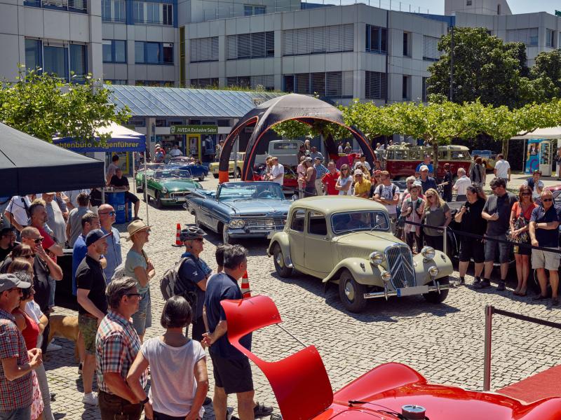 - Preisfrage: Wo findet man eine Kombination aus Oldtimertreffen und Live-Musik? Am besten noch mit einem Concours d’Élégance und einer Präsentation der teilnehmenden Fahrzeuge? Bevorzugt an einem freien Tag oder Sonntag, damit die Kinder mitkommen können.