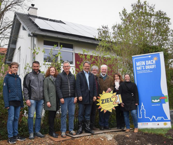 – Die Photovoltaik Kampagne „Mein Dach hat‘s drauf – Sonnenenergie für den Landkreis Fürstenfeldbruck“ läuft seit Ende Januar dieses Jahres, mit dem Ziel, das vorhandene Potenzial für die Produktion von Sonnenstrom auf den Dächern im Landkreis auszuschöpfen und mehr Photovoltaikanlagen zu installieren.