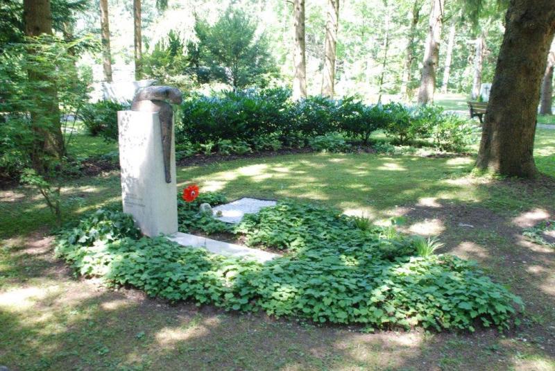 Der alte Baum am Sternenkindergrab wurde bei einem Sturm im vergangen Jahr entwurzelt. Der Verein der Freunde der Kreisklinik FFB bittet jetzt um Spenden für einen neuen Baum.