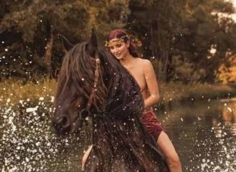Der Jungbauernkalender „Bayern Girls Edition“ feiert Jubiläum. Mit der mittlerweile 15. Auflage setzt der Bayerische Jungbauernkalender 2020 seinen Erfolg fort. Dieses Jahr fand das Shooting auf dem Wunderlhof in Weßling statt.