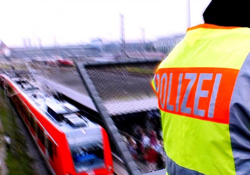 Zwei Jugendliche, die im Bereich zwischen Herrsching und Pasing am Samstagabend auf S-Bahnen surften, konnten dank eines Anrufers von Beamten der Bayerischen Landespolizei am S-Bahnhaltepunkt Neugilching gestoppt werden.