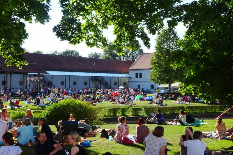 Am kommenden Samstag, den 27.7. feiern wir auf der Waaghäuslwiese im Klosterareal Fürstenfeld Freiheit, Gewaltlosigkeit und ein friedliches Miteinander, Hippies und Schlaghosen, Woodstock und Blumenkleider!