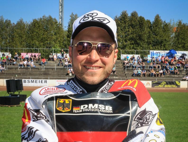 Es ist quasi Halbzeit in der Saison 2019. Einige Titelentscheidungen sind inzwischen gefallen und Martin Smolinski hat sich unter anderem seinen siebten deutschen Meistertitel auf der Speedwaybahn gesichert. Im Kampf um Weltmeisterschaftsgold hat der Bayer ebenso die Nase vorn und auch in der deutschen Bundesliga ist der Olchinger mit den Devils des AC Landshut auf Finalkurs. 