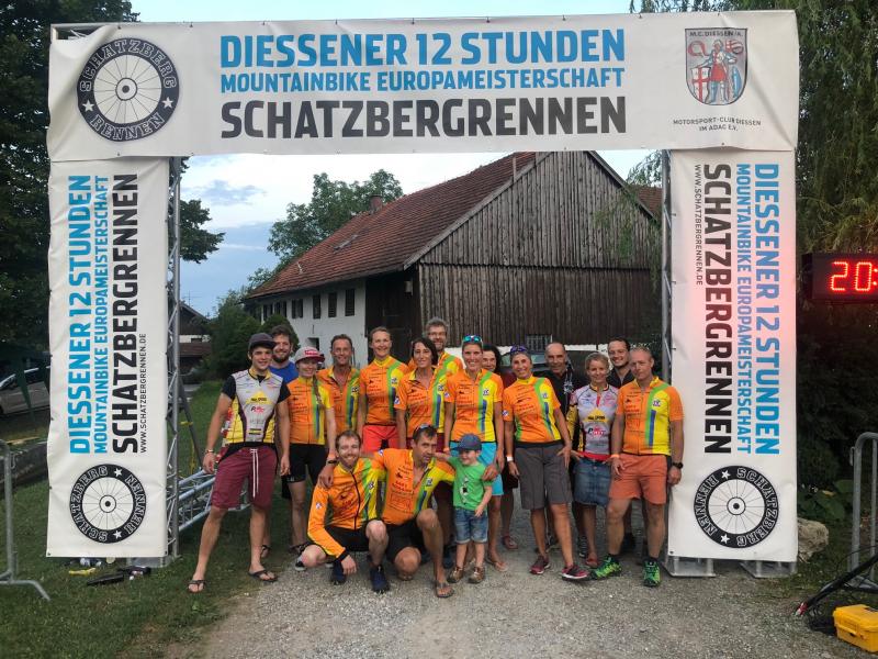 In Dießen am Ammersee fand am vergangenen Samstag die 12 Stunden Mountainbike Europameisterschaft statt. Unter den über 400 Startern waren auch schnelle Teams aus Olching und Gröbenzell. Das Olchinger Medsportteam mit Markus Pielenz, Fabian Konrad, Simon Junkunz und Nico Bortscheller fuhr in der Königsklasse der 4er Herrenteams einen sehr guten 3. Platz ein.