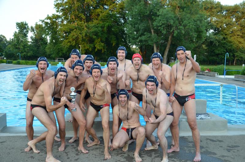 - „Da ist der Pokal! Ich bin stolz auf unsere Truppe. Sie hat in diesem Wettbewerb in dieser Saison Großes geleistet“, freut sich Christian Bews, der Trainer der Fürstenfeldbrucker Wasserballer. Am Mittwochabend hat das Team von Bews im Finale gegen den TV Memmingen durch ein deutliches 17:2 (3:0, 6:0, 4:2, 4:0) den bayerischen Wasserballpokal gewonnen.