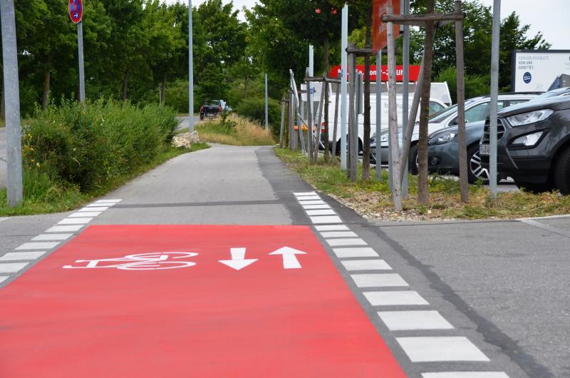 Ausdauernde Hilfsbereitschaft bewiesen am Donnerstag, 04.07.2019, gegen 13.20 Uhr, vier Helfer vor einem Supermarkt in der Kurt-Schuhmacher-Straße in Fürstenfeldbruck.  Zunächst beobachtete eine aus Mammendorf kommende Zeugin, wie ein 68jähriger Germeringer, der zu Fuß von dem Fuß-und Radweg die Böschung hinauf auf die Kurt-Schuhmacher-Straße steigen wollte, nach hinten fiel und mit dem Hinterkopf auf dem Teer aufschlug. 