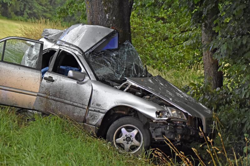 Am Montagabend gegen 17.15 Uhr kam es auf der Kreisstraße FFB 1 zwischen Egenhofen und Poigern zu einem schweren Verkehrsunfall. Ein 18 Jahre alter Maisacher war mit seinem Pkw Mercedes in Richtung Fürstenfeldbruck unterwegs, als er auf regennasser Fahrbahn die Kontrolle über seinen Wagen verlor und nach rechts von der Straße abkam. 