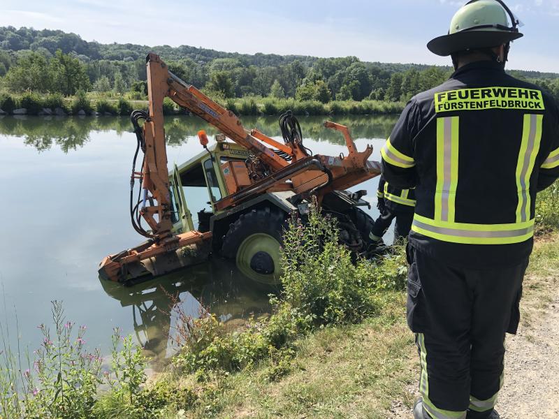 Ein 25-Jähriger aus dem Landkreis Aichach-Friedberg rutschte am 17. Juli gegen 10 Uhr mit seinem MB-Truck mit Mähwerk bei Mäharbeiten im Auftrag der Stadt Fürstenfeldbruck im Bereich der Fürstenfelder Str. auf der Böschung ab und teilweise in den Stausee der Amper. 
