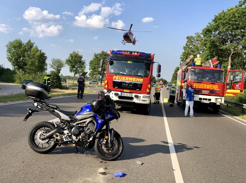Am Donnerstagabend kam es auf der B 471 auf Höhe der Anschlussstelle Maisach zu einem Verkehrsunfall mit einem verletzten Motorradfahrer. Der 59jährige aus dem Bereich Augsburg erkannte ein bremsendes Fahrzeug zu spät und fuhr mit seinem Kraftrad Yamaha auf den Pkw Renault auf. 