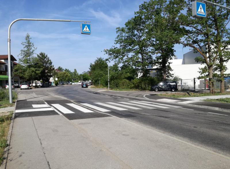 Schon seit einigen Monaten konnten aufmerksame Bürgerinnen und Bürger sehen, dass in der Hasenheide bei der Firma Schleifring nicht nur ein großer neuer Parkplatz und ein neues Firmengebäude entstehen. Nein, auch an den Straßenrändern wurde fleißig gewerkelt.