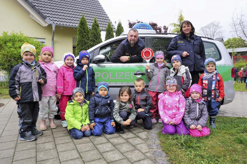 Olching – Das die Polizei nicht nur mit Verbrechensbekämpfung und Verkehrsdelikten zu tun hat, beweisen die Beamten der Polizeidienststelle Olching. Prävention und Aufklärung gehören genauso zu ihrem Job und machen auch den Polizisten viel Freude.