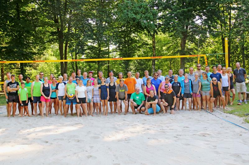 Das Wetter hat es auch in diesem Jahr wieder besonders gut mit den Freizeitvolleyballern des WSV Olching gemeint. Beim mittlerweile zum 19ten Mal ausgetragenem Turnier pritschten und baggerten die Spieler bei heißen 30 Grad um den Sieg.