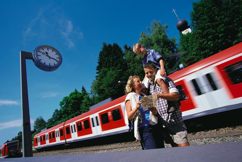 Bayerische Schülerinnen und Schüler mit sehr guten Leistungen dürfen sich auch in diesem Jahr freuen: Sie dürfen wieder am ersten Ferientag, dem 29. Juli, kostenlos mit der Bahn fahren. Bayerns Kultusminister Prof. Dr. Michael Piazolo betont: „Unsere Schülerinnen und Schüler blicken auf ein ereignisreiches und lernintensives Schuljahr zurück. Umso schöner, wenn man am ersten Ferientag noch einmal für die gezeigten Leistungen belohnt wird