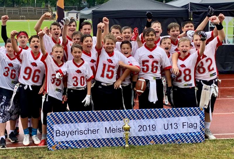 Die U13 der Fursty Razorbacks ist auch auf dem Feld Bayerischer Meister im Flagfootball. Nach dem Titelgewinn im Frühjahr in der Halle, setzten sich die jungen Amperstädter gegen die Grizzlies aus Ansbach und die Cowboys aus München im Finalturnier durch.