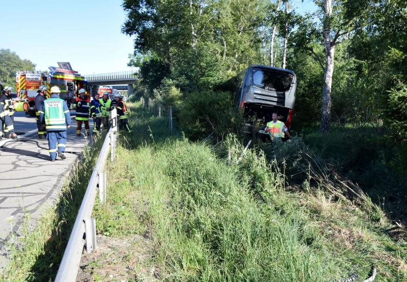 Samstagabend gegen 18:00 Uhr befuhr ein slowenischer Reisebus, besetzt mit 27 Personen, die BAB A8 in Fahrtrichung München. Kurz nach dem Abzweigung der Eschenrieder Spange kam der Bus nach rechts von der Fahrbahn ab und folgend im Bankett zum Stillstand. Nach bisherigen Erkenntnissen erlitt der 32-jährige slowenische Busfahrer einen Schwächeanfall und verlor deshalb die Kontrolle über das Fahrzeug. 