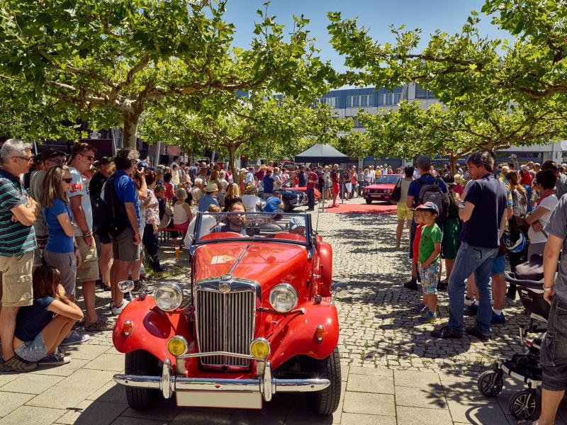 Vergangenen Sonntag sammelten sich trotz fast 40 Grad im Schatten über 350 Oldtimer und Klassiker zum Oldtimertreffen mit „Concours d’Élégance Fürstenfeld“ bei Classic meets Classics. Traumhaftes Sommerwetter, familienfreundlich freier Eintritt, fünf Konzerte und verschiedene Foodtrucks lockten zahlreiche Besucher zu der in dieser Größenördnung einzigartigen Veranstaltung unter der Schirmherrschaft von OB Andreas Hass.