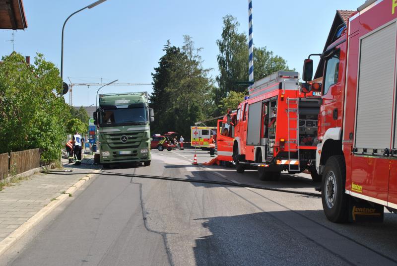 Mittwochnachmittag übersah ein LKW-Fahrer beim Einfahren in die Augsburger Straße eine Fahrbahnbegrenzung und touchierte diese mit der rechten Fahrzeugseite. Hierbei wurde der 500 Liter Dieseltank aufgerissen. Da der Tank noch zur Hälfte gefüllt war lief der Kraftstoff größtenteils auf die Fahrbahn. 