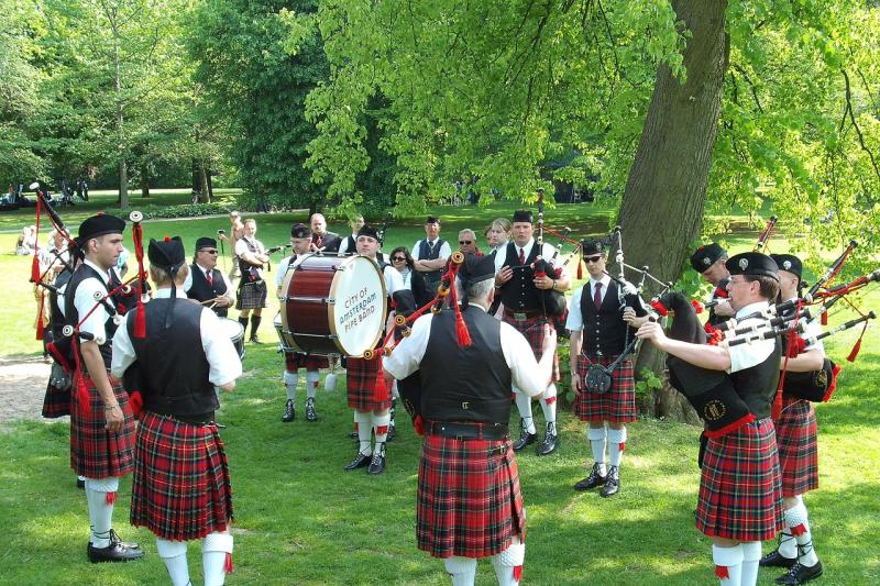 Das Produktions-Team des „Deutschland Military Tattoo“ beschreitet mit seiner königlichen Hoheit Heinrich Prinz von Bayern einen neuen Weg der Zusammenarbeit und war letztes Jahr erstmals zu Gast in der Arena auf Schloss Kaltenberg. Seit 1979 findet dort jährlich im Juli das größte Ritterturnier der Welt statt.