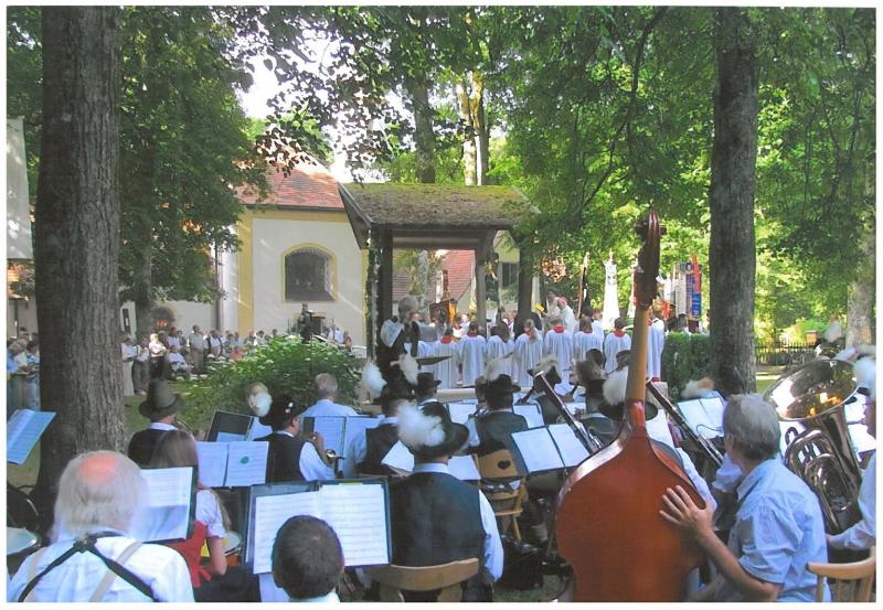 Feiern in Grünsink – das hat Tradition. Auch heuer finden wieder die Grünsinker Feste statt und es darf gefeiert werden. Wie im vergangenen Jahr finden das Erste und das Zweite Grünsinker Fest jeweils nur noch an den Sonntagen statt. Zu Essen und Trinken gibt es an beiden Veranstaltungstagen und das jährliche Markttreiben fehlt auch nicht.