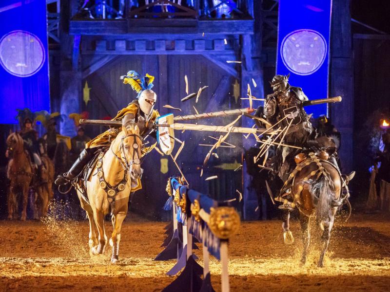 Die große Ritterturnier-Show in der Arena ist die Krönung eines jeden Tages auf Schloss Kaltenberg. Dann zieht es tausende Menschen ins große steinerne Rund und alle Augen sind auf die edlen Recken und ihre Pferde gerichtet.