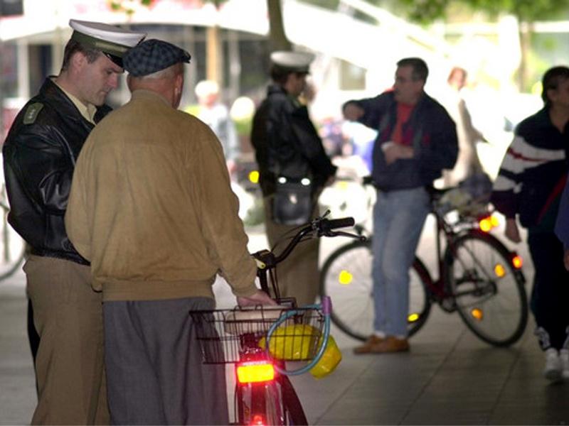 Um der Verkehrsmoral der auch im hiesigen Dienstbereich stetig wachsenden Fahrradcommunity ein wenig auf den Zahn fühlen zu können, führten am Dienstagvormittag mehrere Streifen der Polizeiinspektion Germering entsprechende Schwerpunktkontrollen in allen fünf Kommunen ihres Dienstbereich durch.