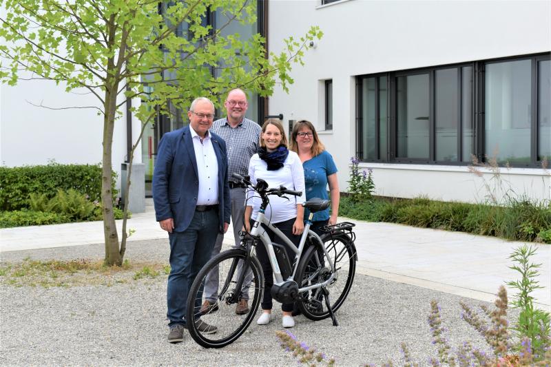 Von links: Bürgermeister Dr. Michael Schanderl, Geschäftsstellenleiter Markus Pree, Carolin Kaiser von Bayernwerk und Bauhofleiterin Andrea Meßmer.