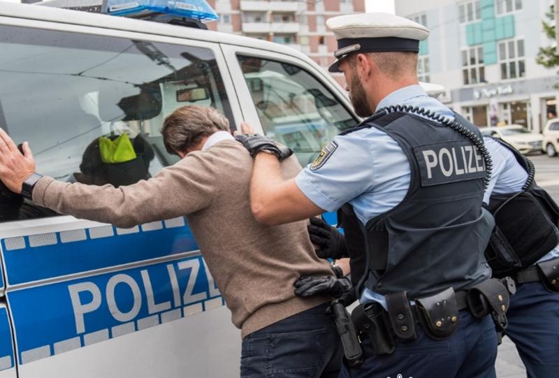 Freitagmorgen kam es am S-Bahnhaltepunkt Leienfelsstraße zu einem Pfeffersprayeinsatz von Mitarbeitern der Deutsche Bahnsicherheit gegen einen „Schwarzfahrer“, der die beiden körperlich attackierte.