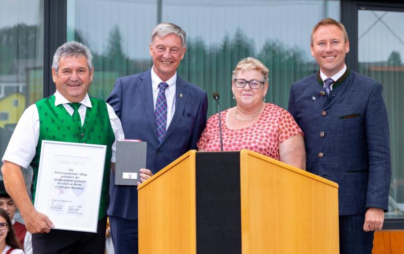 Auf Einladung des Lannacher Bürgermeisters Josef Niggas besuchte der Landtagsabgeordnete für den Stimmkreis Fürstenfeldbruck-Ost Benjamin Miskowitsch zusammen mit Allings Bürgermeister Frederik Röder und einem Teil des Gemeinderats deren Partnergemeinde Lannach in der Steiermark. Die österreichische Marktgemeinde feierte gleich mehrere Jubiläen: 50 Jahre Großgemeinde, 30 Jahre Partnerschaft mit Nimis in Norditalien und den Bereichsfeuerwehrtag.