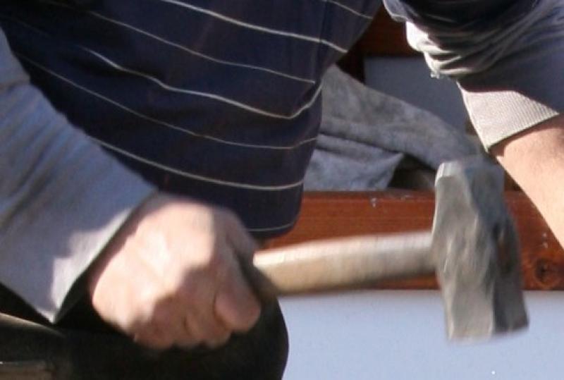 - Im Treppenhaus eines Mehrfamilienhauses in Fürstenfeldbruck kam es Freitagnacht gegen ein Uhr zu einem versuchten Tötungsdelikt. Zwei Heranwachsende wurden durch Hammerschläge verletzt, ein Tatverdächtiger konnte von der Polizei festgenommen werden. 