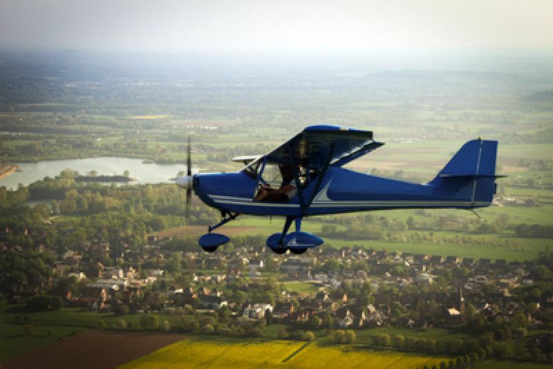 Donnerstag gegen 13:20 Uhr kam es im Gemeindebereich Jesenwang in der Nähe des dortigen Flugplatzes zum Absturz eines Ultraleichtflugzeugs. Der Pilot kam dabei ums Leben.  Rund zwei Kilometer vor dem Erreichen der Landebahn stürzte die Maschine in ein Maisfeld. Einsatzkräfte sind derzeit damit befasst, das Rettungssystem der Maschine zu deaktivieren um den Piloten bergen zu können. 