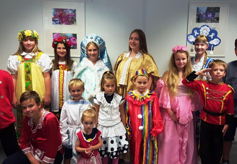 - Die Initiative „Das ganze Haus - ein Theater" wurde 2016 in die Welt gerufen und ist ein russisches Kindertheater. Ziel ist es, auf spielerische Art und Weise russischsprachigen Kindern aus dem Landkreis Fürstenfeldbruck die Möglichkeit zu bieten, ihre Kenntnisse der zweiten Muttersprache zu verbessern und durch Märchen und klassische Werke die Kultur ihrer Eltern und Vorfahren besser kennenzulernen.