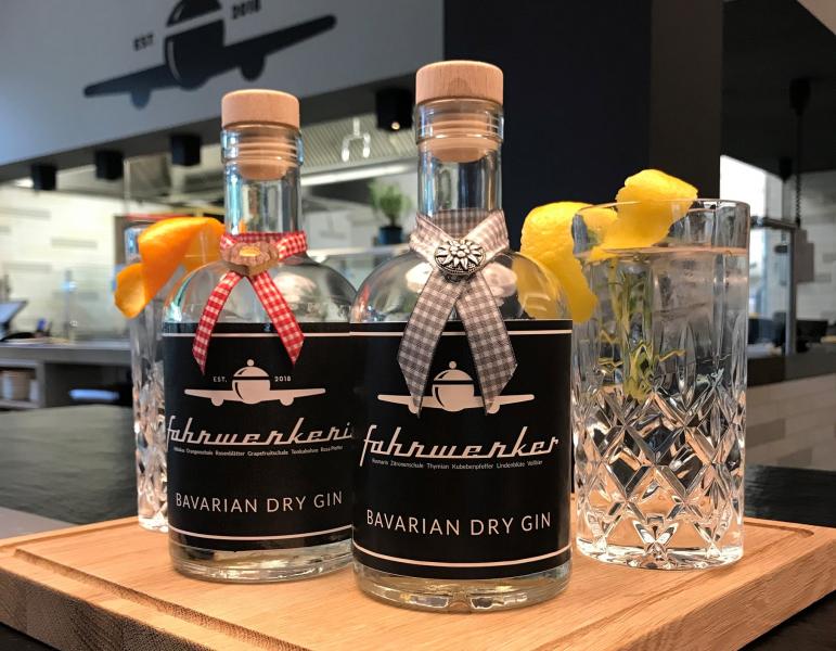 Gin-Liebhaber kommen im Courtyard by Marriott Oberpfaffenhofen voll und ganz auf ihre Kosten. Neben einer Auswahl weltweit beliebter Marken finden Gäste auf der Getränke-Karte neuerdings auch zwei hauseigene Sorten Wacholderschnaps auf der Karte.