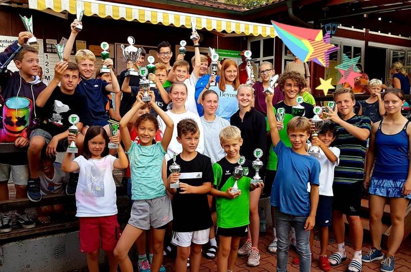 Kurz vor den Sommerferien fanden beim Tennisclub Eichenau wieder die Jugendclubmeisterschaften statt. Zahlreiche Kinder und Jugendliche traten in elf verschiedenen Altersklassen bzw. Disziplinen gegeneinander an. 
