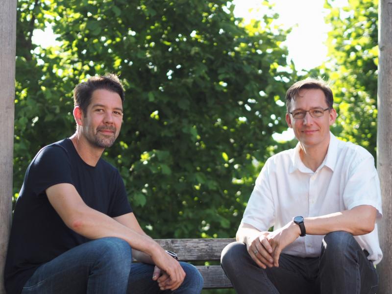 Die Digitaltrainer Daniel Wolff und Hendrik Odendahl von www.digitaltraining.de informieren in Workshops und Vorträgen Eltern und Schüler über die enormen Risiken und erstaunlichen Chancen der inzwischen weitverbreiteten Smartphone-Nutzung
