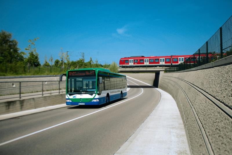  Egal, ob es zum Baden geht, ein Museumsbesuch ansteht oder andere Freizeitziele im Landkreis Fürstenfeldbruck locken - einfach mal MVV-Regionalbusse oder RufTaxis ausprobieren. Dazu bietet der Landkreis Fürstenfeldbruck auch in diesem Jahr das kostenlose Mobilitäts-Infopaket an.