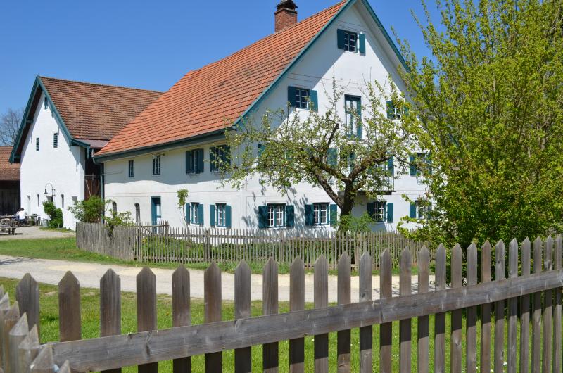 Am 21. September 2019 öffnet das Bauernhofmuseum Jexhof die Pforten seines Zwischendepots in Unterschweinbach, Boschstraße 2. Von 13.30 bis 17:00 Uhr können Interessierte Objekte, die aus der Sammlung ausgemustert wurden, käuflich erwerben. 
