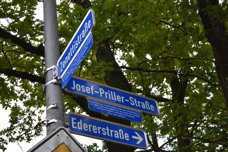 Seit kurzem hängen die ersten Zusatzschilder zu historisch belasteten Straßennamen in Fürstenfeldbruck. Damit wurde ein Beschluss des Stadtrates vom 25. April 2018 umgesetzt. 