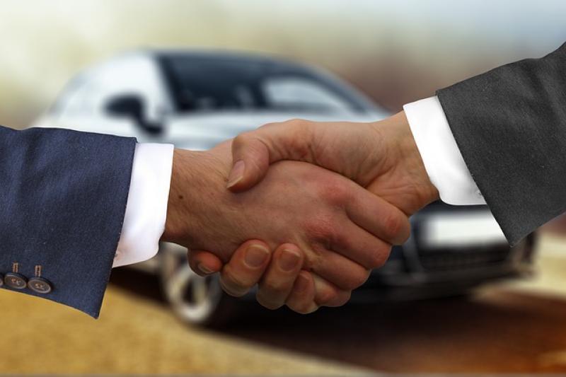 Ein Auto für 40.000 Euro kaufen? So ungewöhnlich wie viele das meinen, ist das nicht. Und schnell kommen mit den Extras, die es bei einem Neuen gerne sein dürfen, noch ein paar Tausend Euro obendrauf. Für solche Summen bietet sich im Allgemeinen ein Autokredit an.