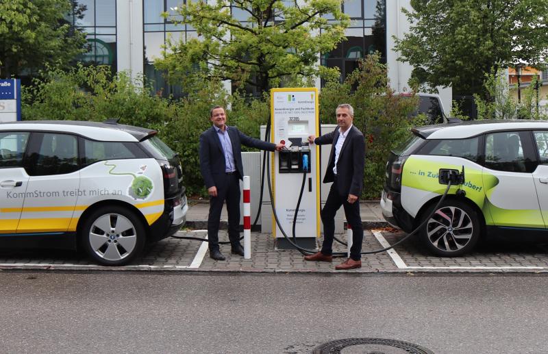 Die Stadt Puchheim modernisiert und erweitert in Zusammenarbeit mit ihrem kommunalen Stromversorger KommEnergie die Elektro-Ladeinfrastruktur im Stadtgebiet. Puchheim und KommEnergie arbeiten dabei Hand in Hand: Die Stadt Puchheim ist Eigentümerin der Säulen und stellt die Parkplätze zur Verfügung, den Ladesäulenbetrieb inklusive der Abrechnung der Ladevorgänge übernimmt die KommEnergie.