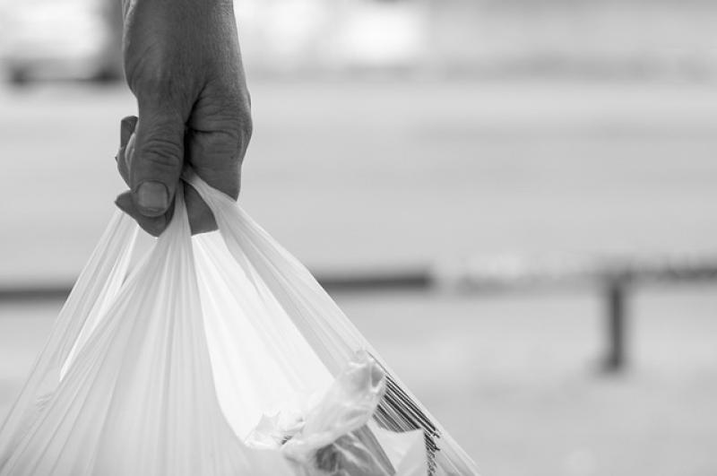 Bereits am Freitagnachmittag erschien eine Frau auf der Brucker Inspektion und gab eine Tüte mit 16.000 Euro ab. Die Angestellte eines Geschäftes in der Hasenheide begab sich zum Rauchen hinter den Laden und fand dort eine Tüte. 