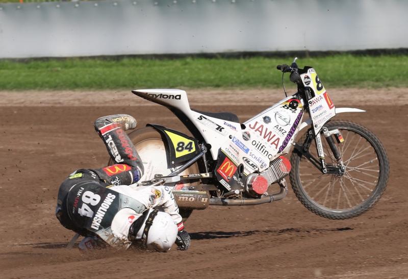 Schmerzhaftes Ende der WM-Saison 2019 und vermutlich auch der Bahnsportsaison 2019 für Martin Smolinski, der in Roden den Kampf um die Weltmeisterschaft verletzt aufgeben musste und sich bereits im Krankenhaus befindet. 