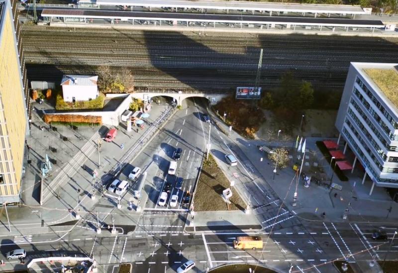 - Die Deutsche Bahn beginnt ab dem 20. September 2019, im Rahmen der Bauarbeiten für die zweiten Stammstrecke München, mit dem Abbruch des Nordportals der Laimer Unterführung. Dies ist nötig für den Bau der neuen S-Bahn Station Laim und der Umweltverbundröhre, welche die Deutsche Bahn im Auftrag der Landeshauptstadt München baut.